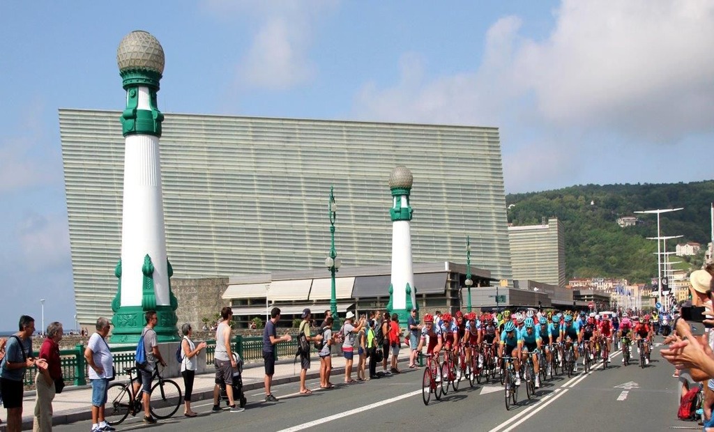 Ciclistas en pleno esfuerzo recorriendo Donostia a la altura del Kursaal