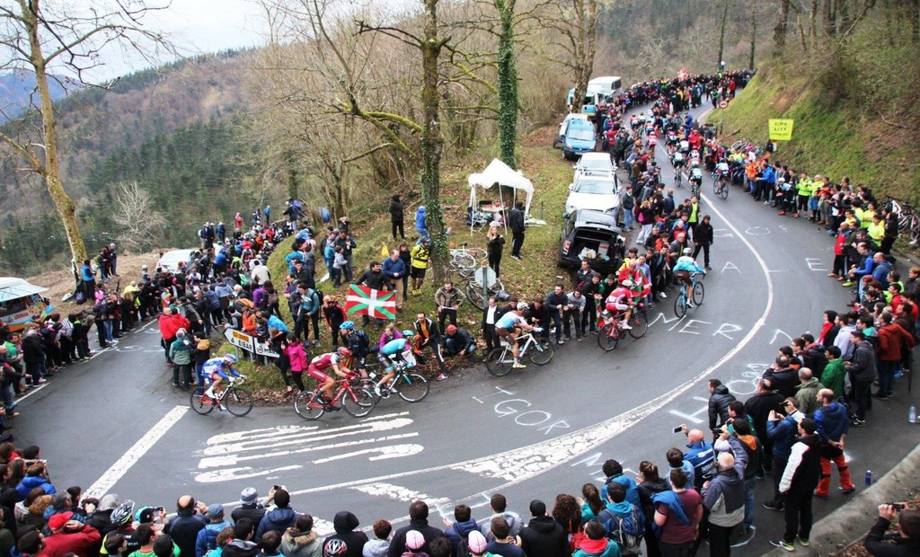 Peminat Basque yang sentiasa menghormati bertepuk tangan kepada penunggang basikal